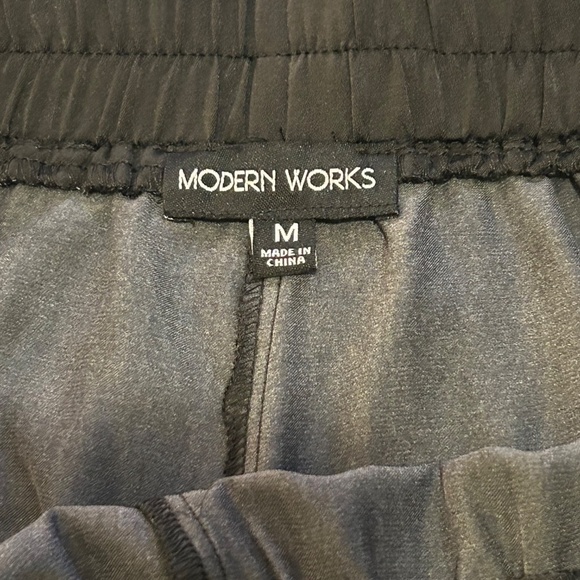 NWT Modern Works Wide Leg Pants with Chain Print Detail Size Medium - Picture 12 of 15